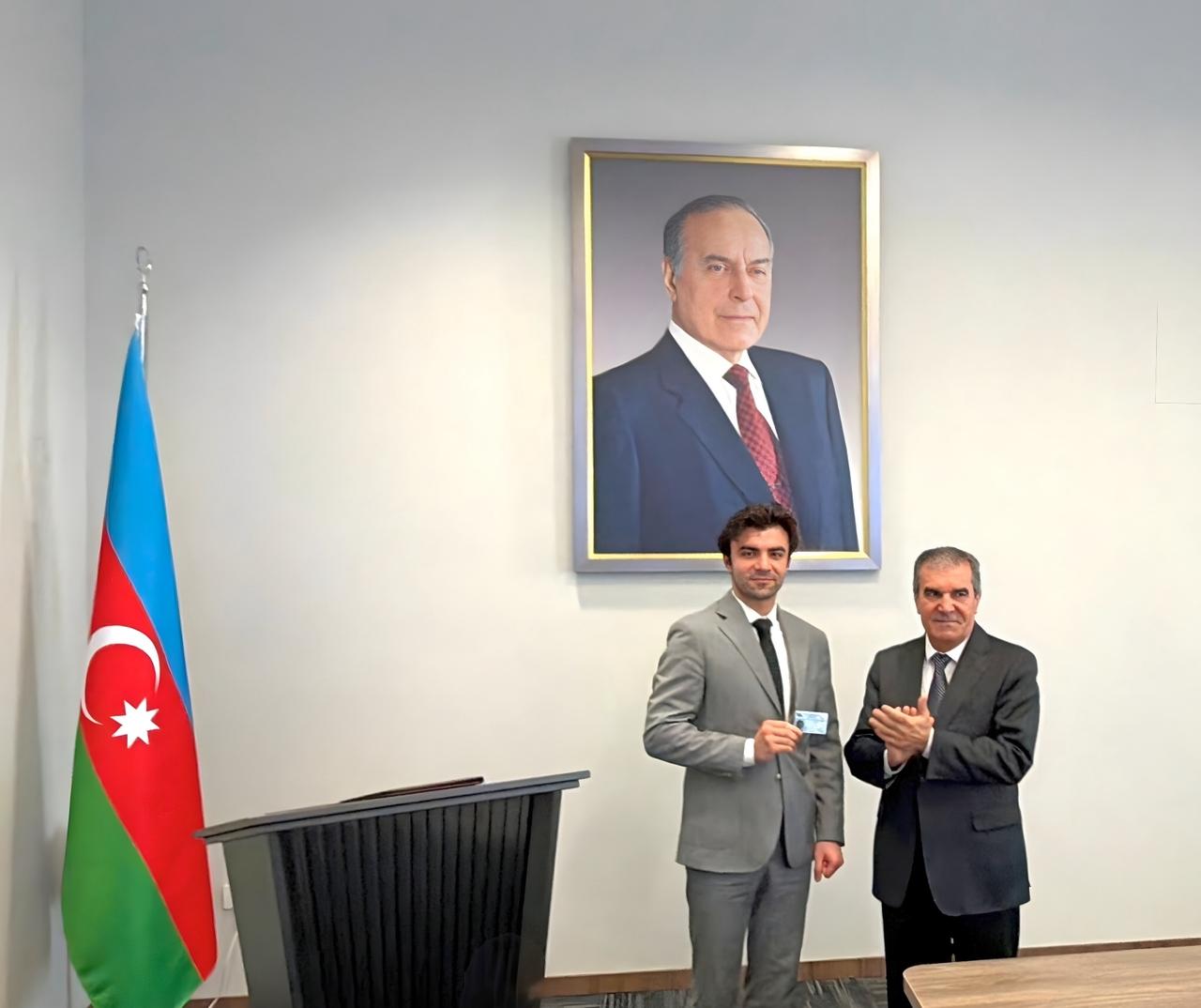  YAP sıralarına yeni qəbul olunan ADRA əməkdaşlarına üzvlük vəsiqələri təqdim edilib