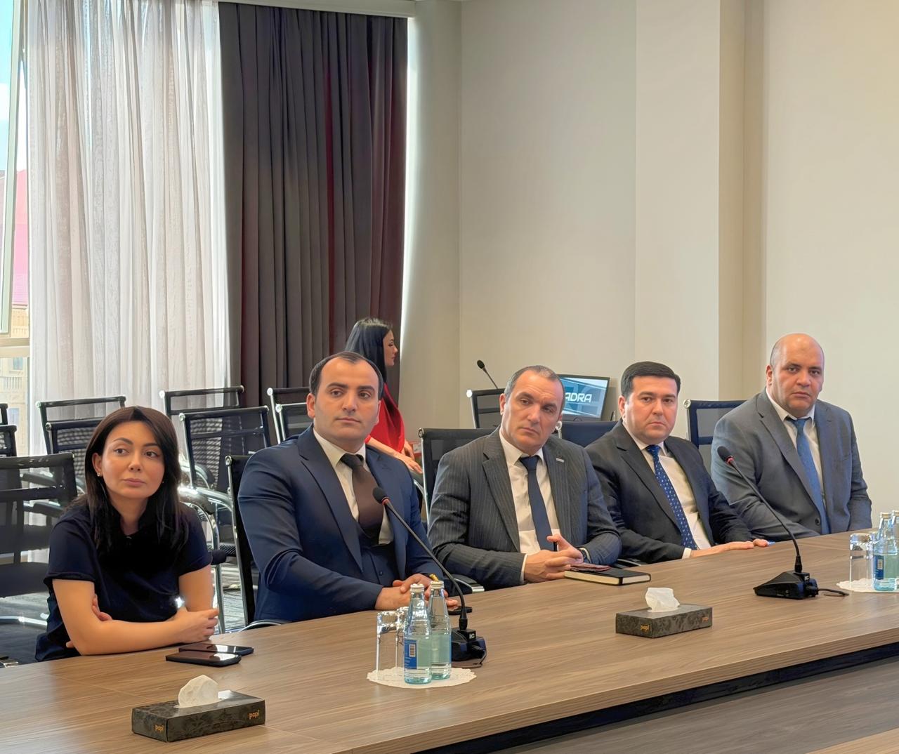  YAP sıralarına yeni qəbul olunan ADRA əməkdaşlarına üzvlük vəsiqələri təqdim edilib