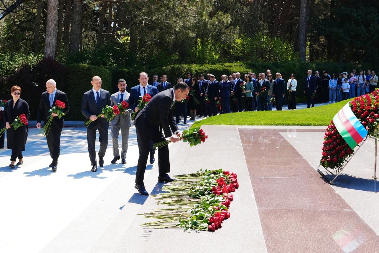  ADRA-nın kollektivi Ümummilli Lider Heydər Əliyevin anadan olmasının 103-cü ildönümü münasibətilə məzarını ziyarət edib