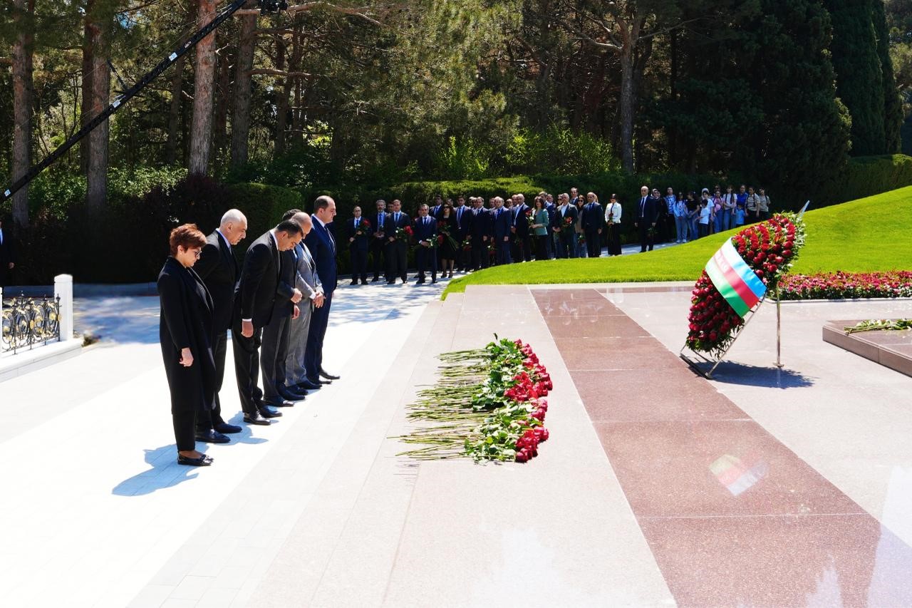  ADRA-nın kollektivi Ümummilli Lider Heydər Əliyevin anadan olmasının 103-cü ildönümü münasibətilə məzarını ziyarət edib