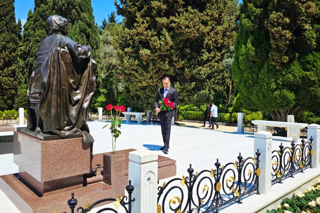  ADRA-nın kollektivi Ümummilli Lider Heydər Əliyevin anadan olmasının 103-cü ildönümü münasibətilə məzarını ziyarət edib