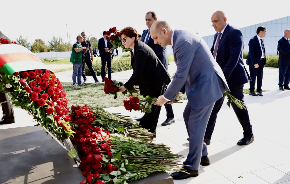  ADRA kollektivi 27 Sentyabr – Anım Günü ilə əlaqədar Zəfər abidəsini ziyarət edib